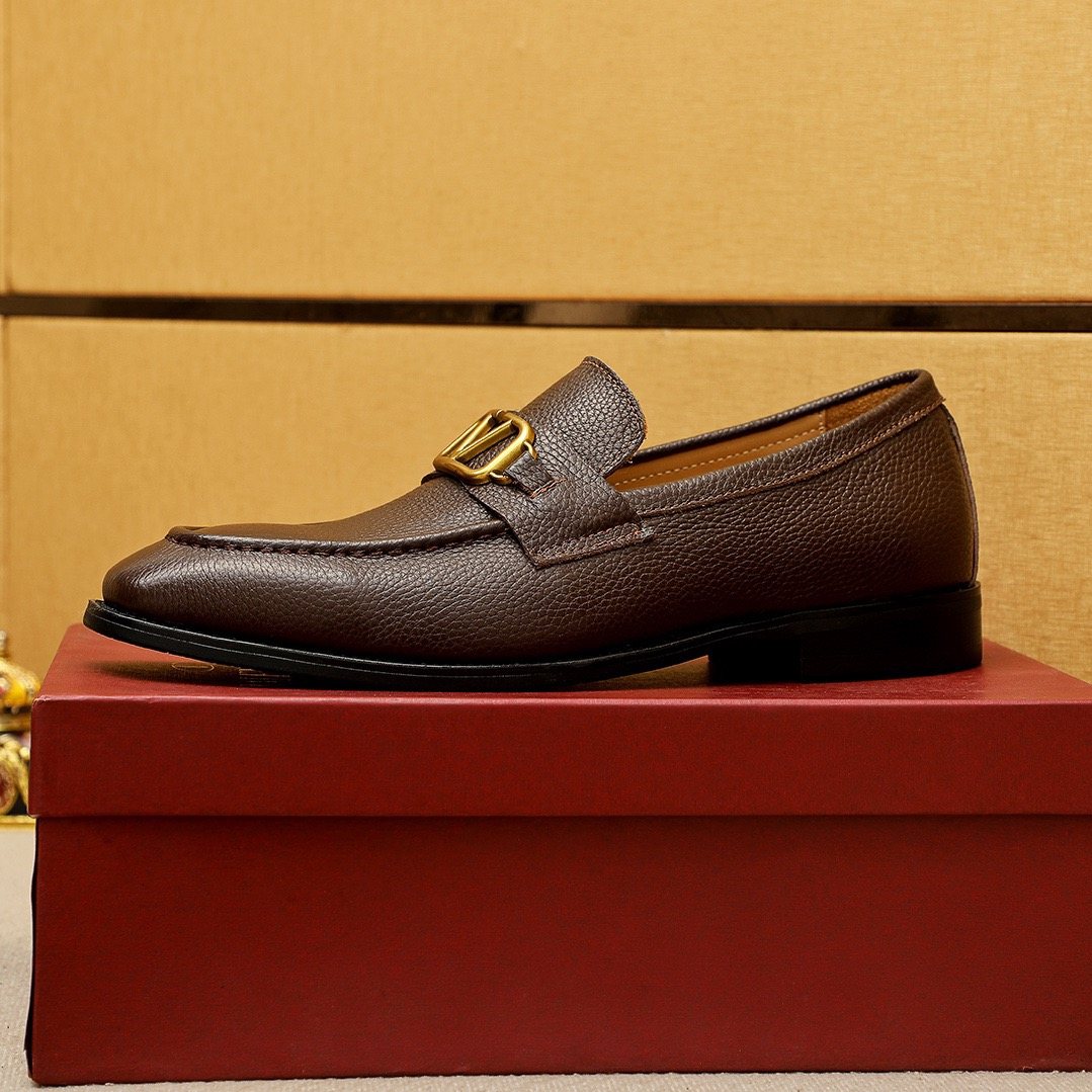 微商相册测试鞋子-Valentino Gold-Tone V Hardware Loafers — side