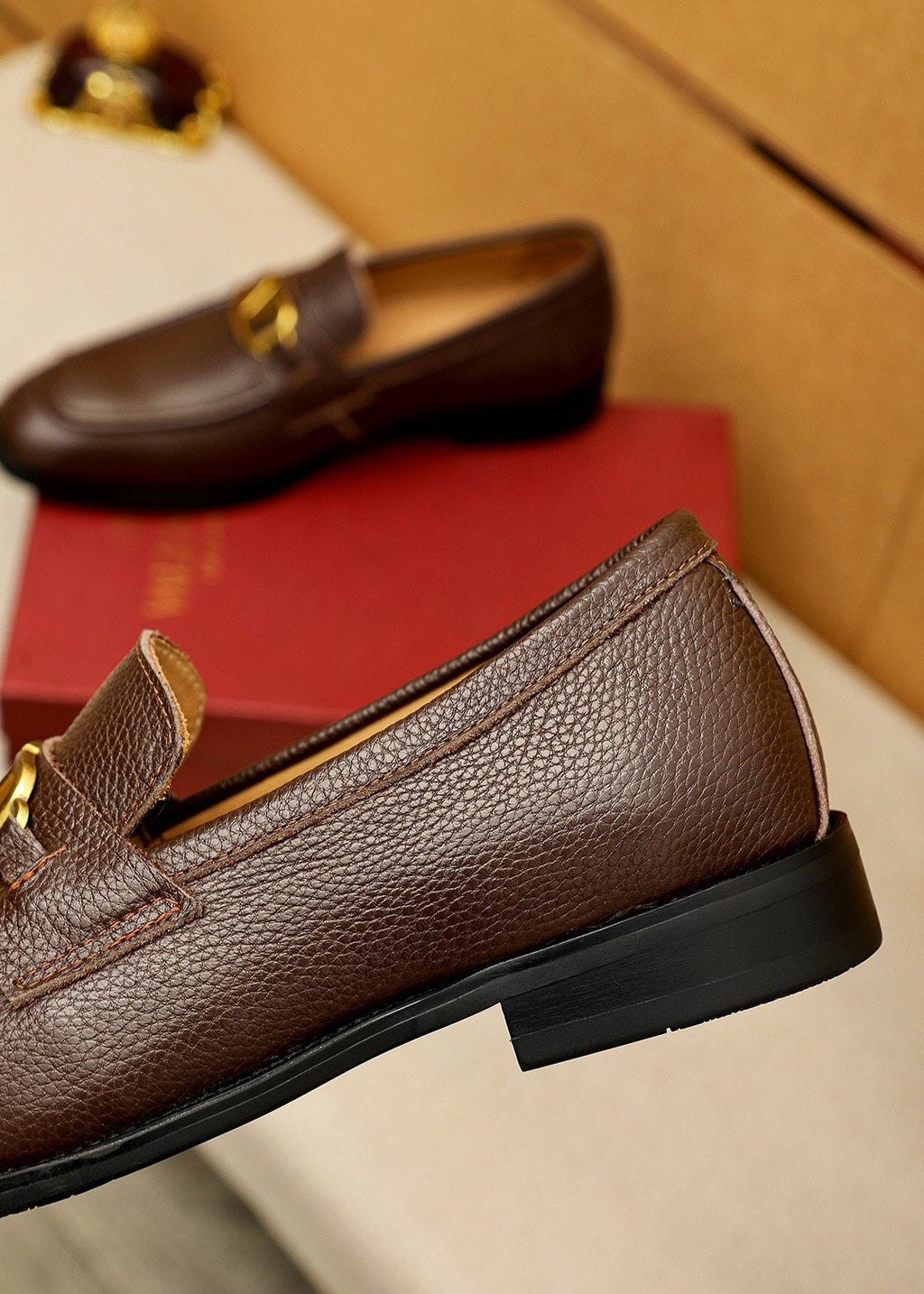 微商相册测试鞋子-Valentino Gold-Tone V Hardware Loafers — model