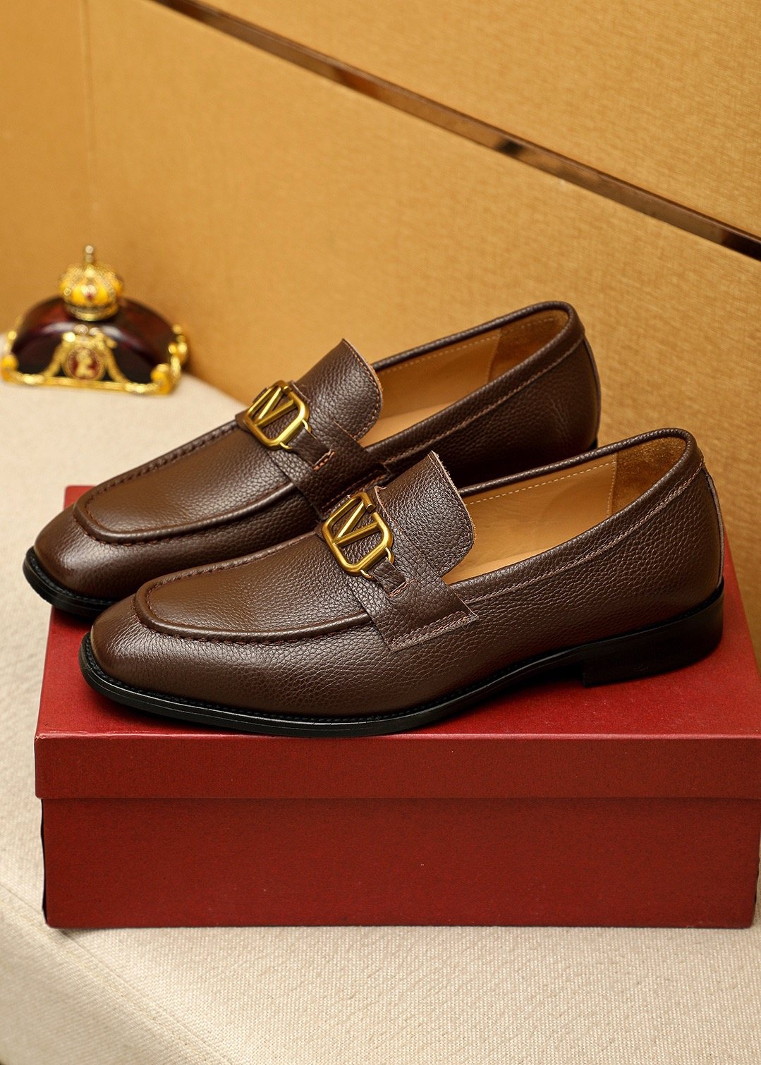 微商相册测试鞋子-Valentino Gold-Tone V Hardware Loafers — front