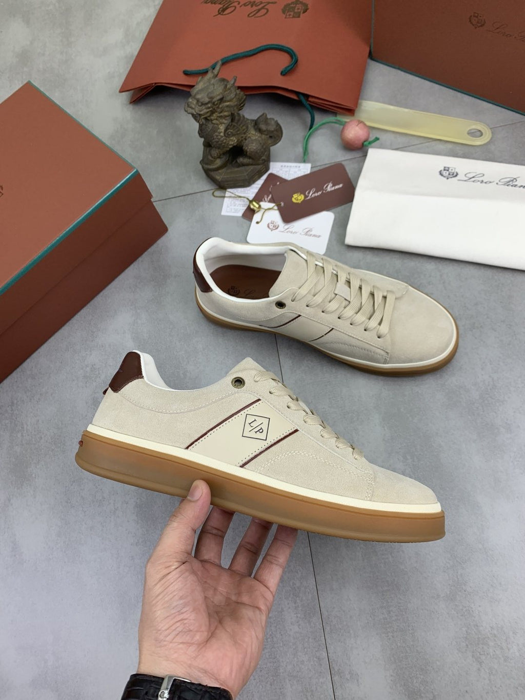 微商相册测试鞋子-Loro Piana Contrast Heel Low-Top Sneakers — model