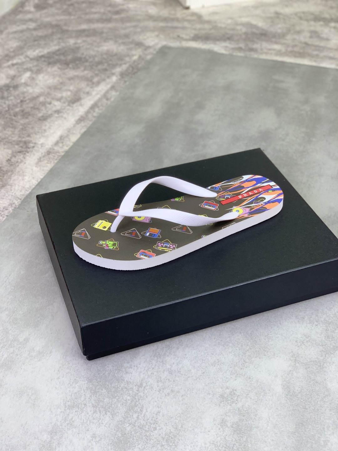 微商相册测试鞋子-Prada Multicolor Print Flip-Flops — front