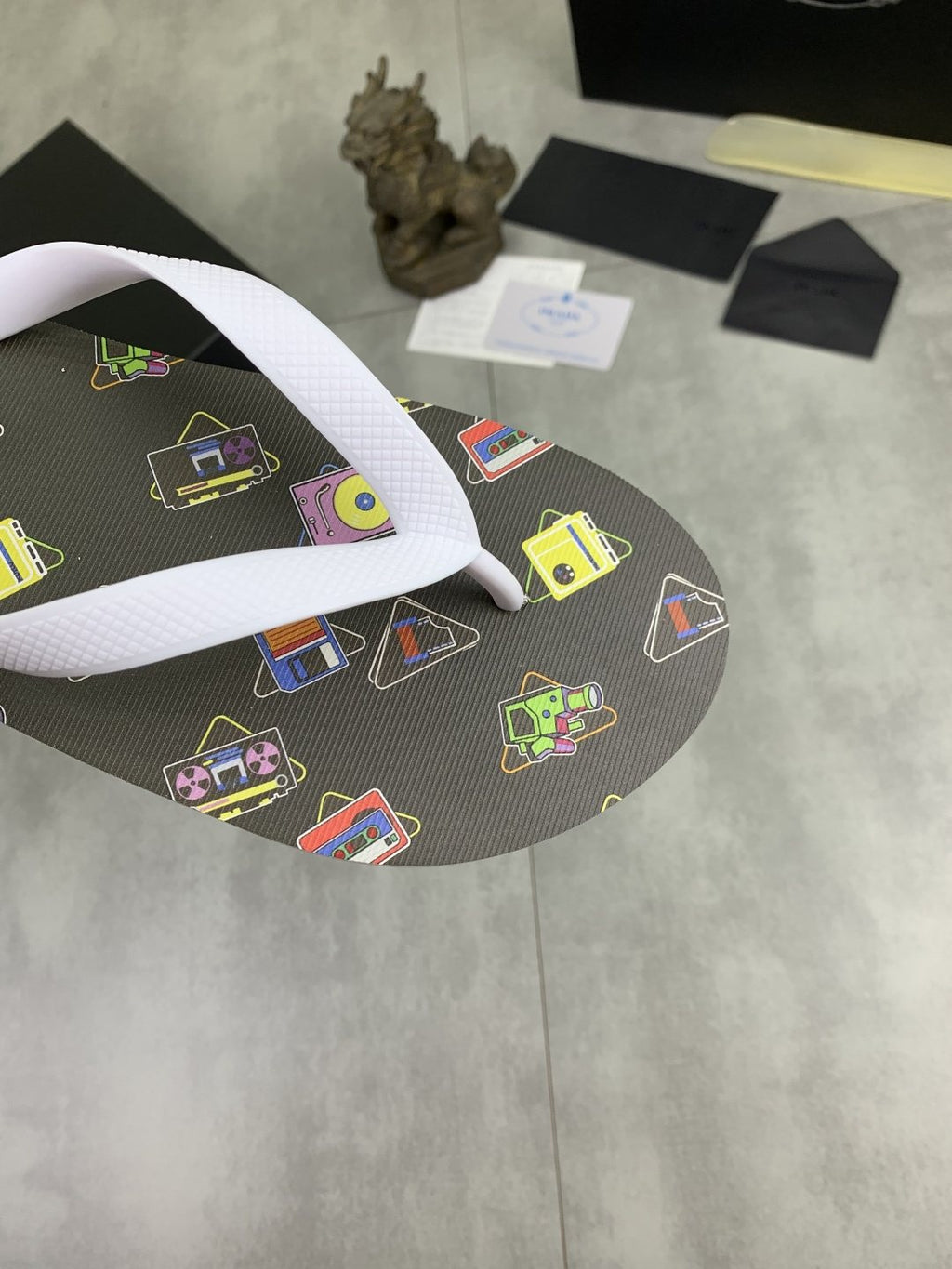 微商相册测试鞋子-Prada Multicolor Print Flip-Flops — detail