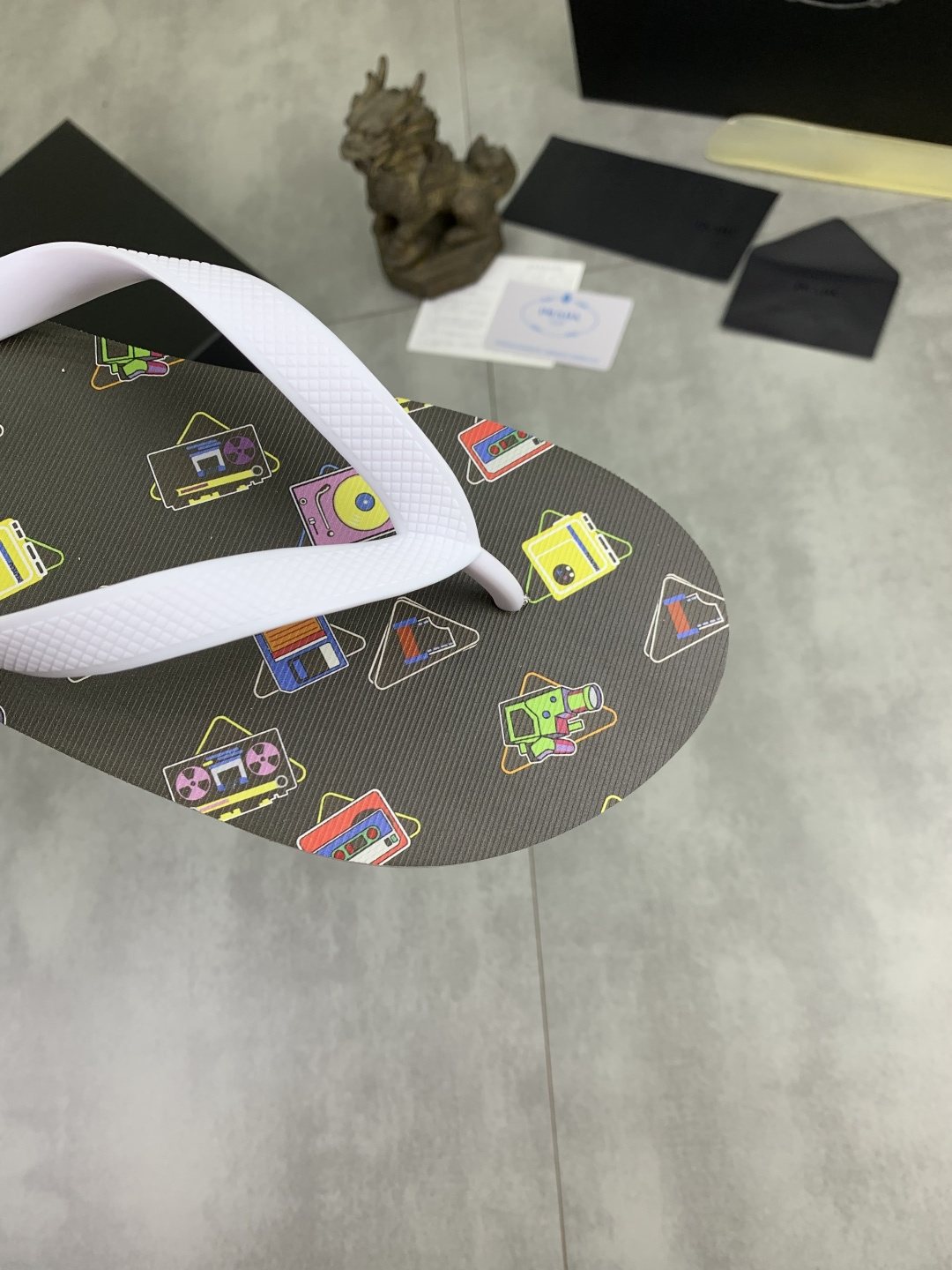 微商相册测试鞋子-Prada Multicolor Print Flip-Flops — detail