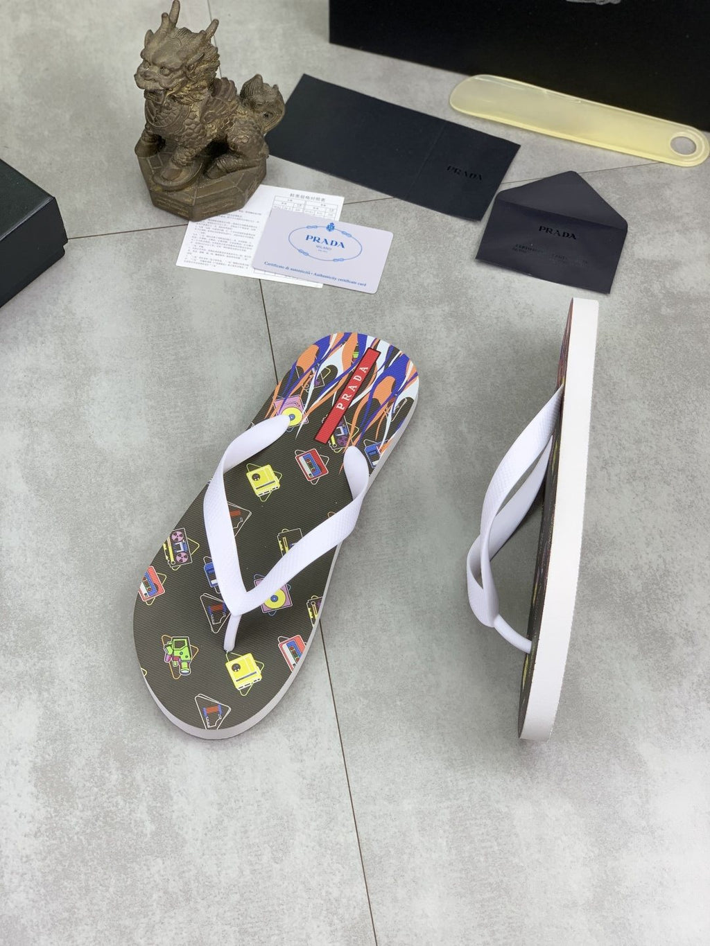 微商相册测试鞋子-Prada Multicolor Print Flip-Flops — side