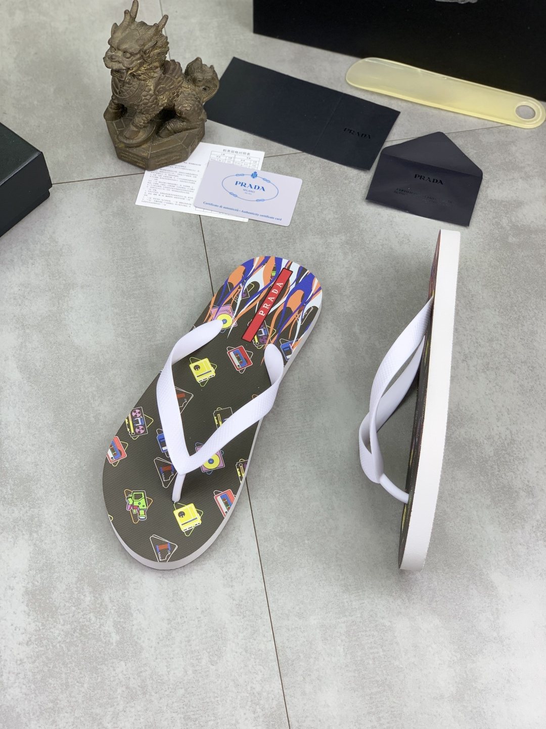 微商相册测试鞋子-Prada Multicolor Print Flip-Flops — side