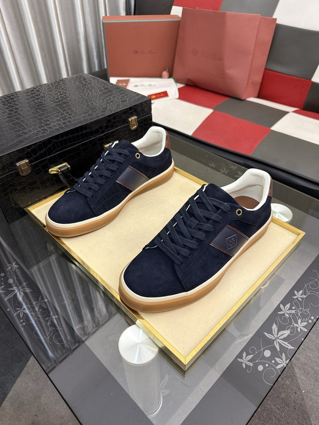 微商相册测试鞋子-Low-Top Lace-Up Sneakers with Gum Sole — front