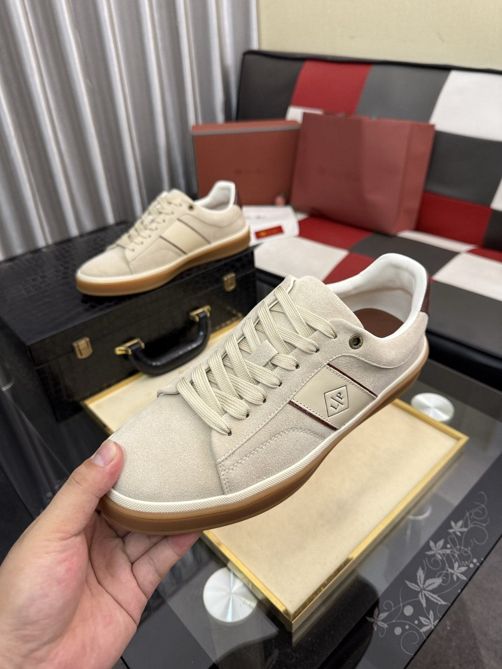 微商相册测试鞋子-Low-Top Lace-Up Sneakers with Gum Sole — model