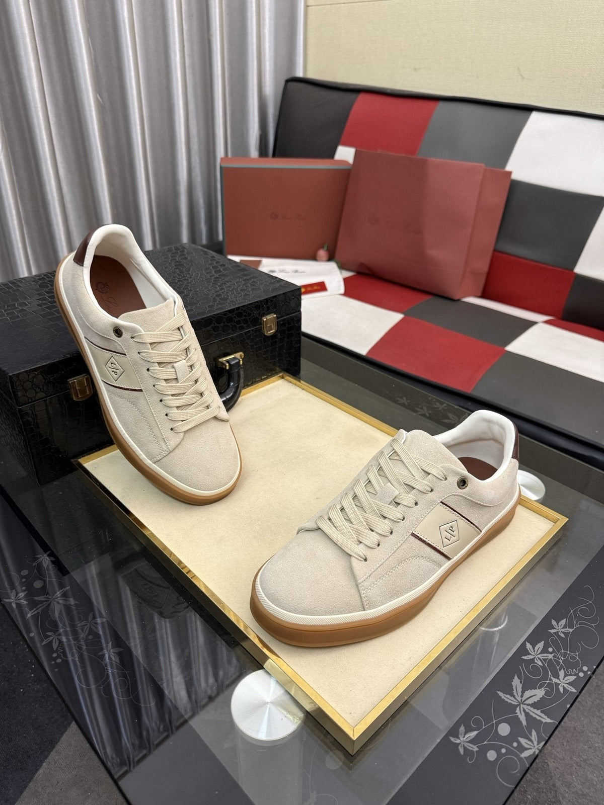 微商相册测试鞋子-Low-Top Lace-Up Sneakers with Gum Sole — side