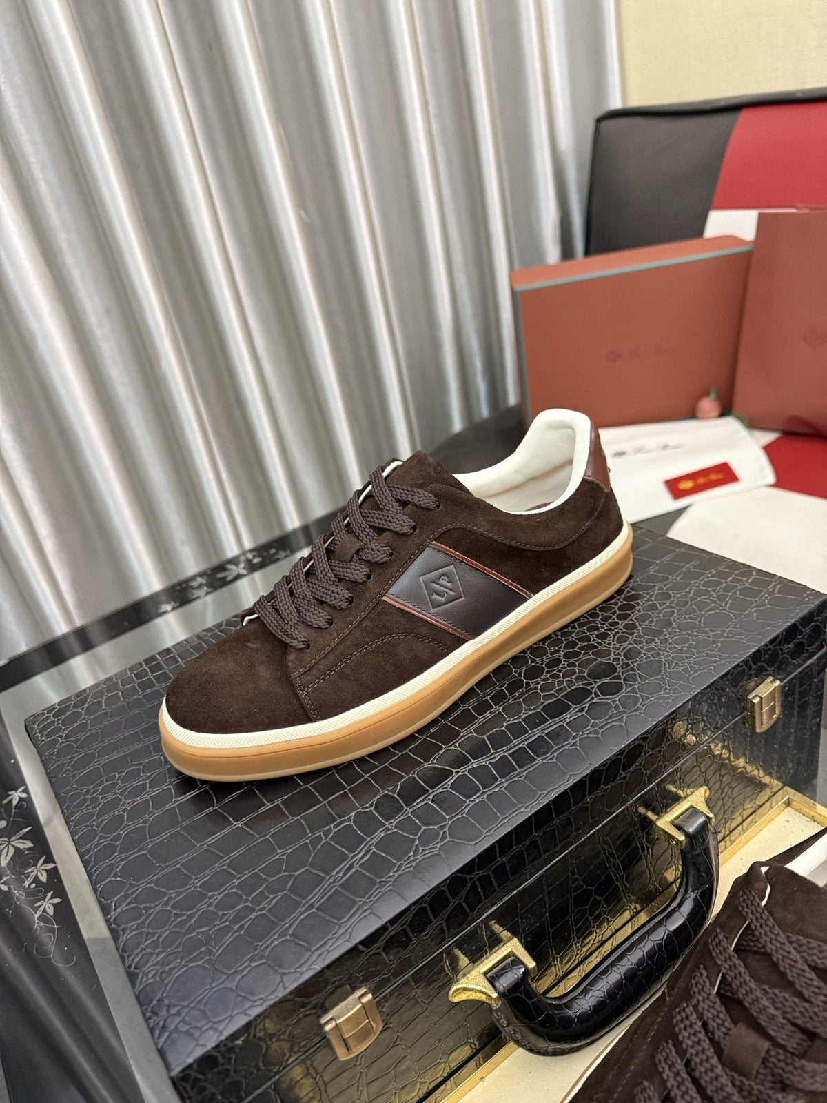 微商相册测试鞋子-Low-Top Lace-Up Sneakers with Gum Sole — side