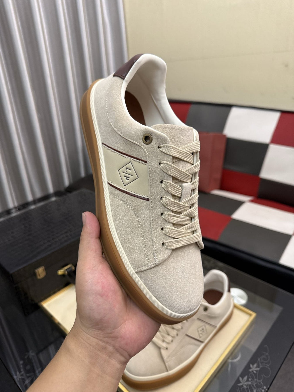 微商相册测试鞋子-Low-Top Lace-Up Sneakers with Gum Sole — model