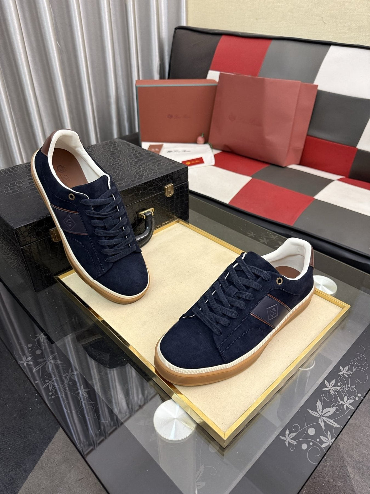 微商相册测试鞋子-Low-Top Lace-Up Sneakers with Gum Sole — model