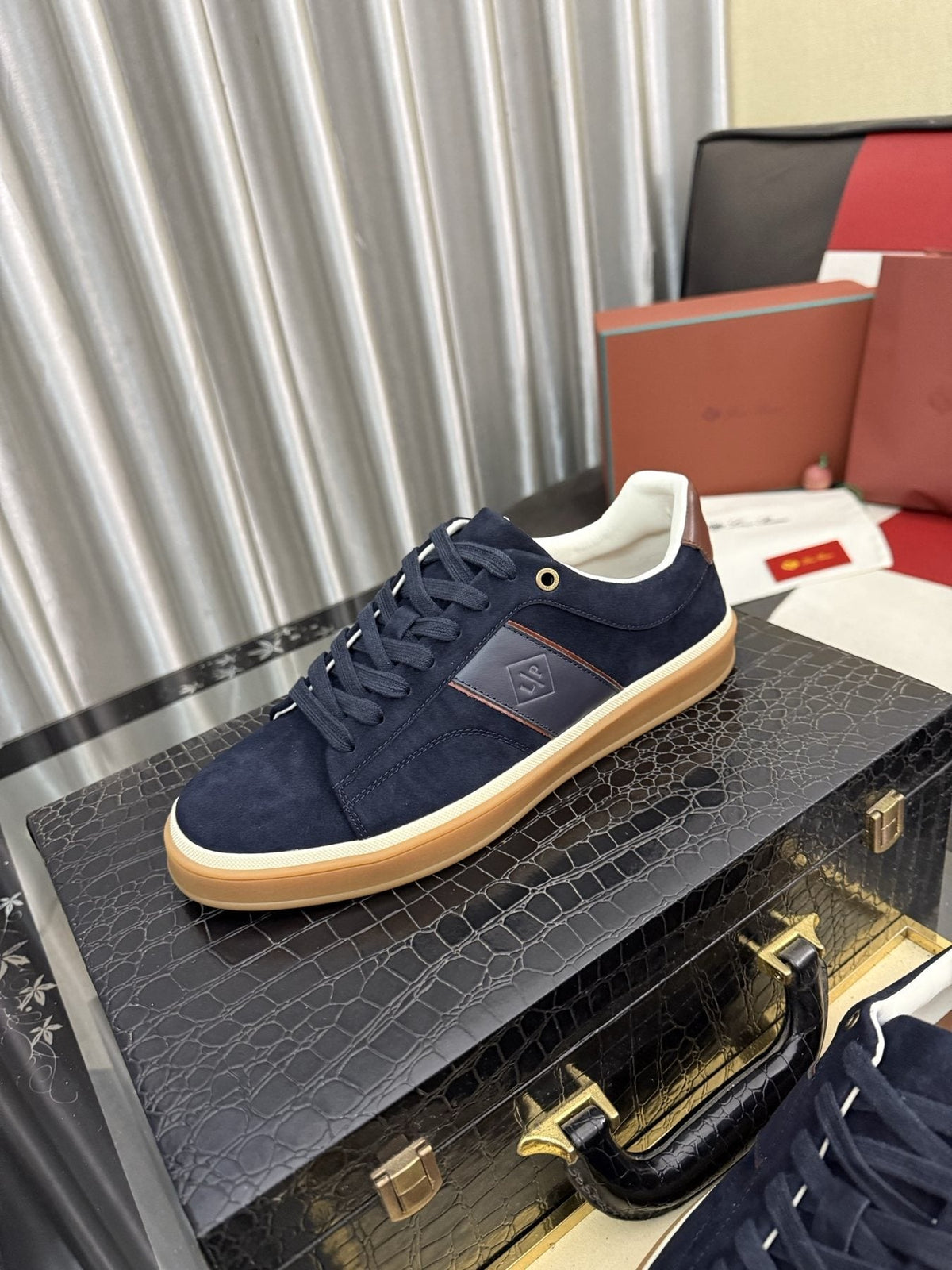 微商相册测试鞋子-Low-Top Lace-Up Sneakers with Gum Sole — front