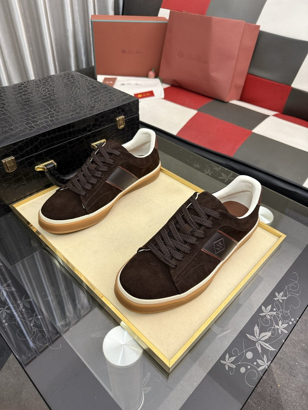 微商相册测试鞋子-Low-Top Lace-Up Sneakers with Gum Sole — front