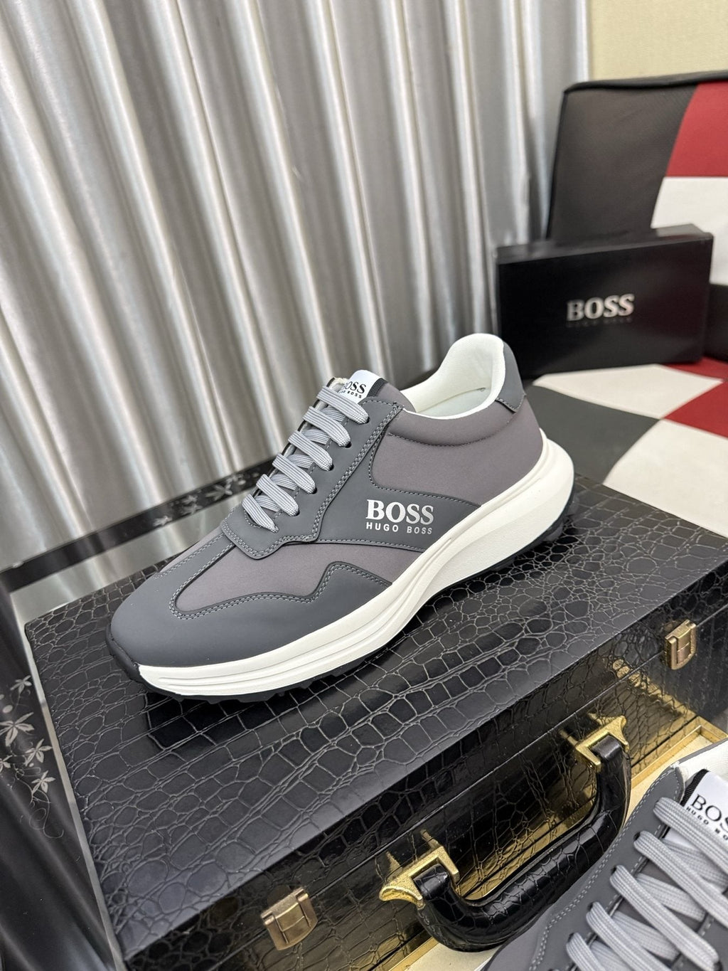 微商相册测试鞋子-BOSS Lace-Up Low-Top Sneakers — front