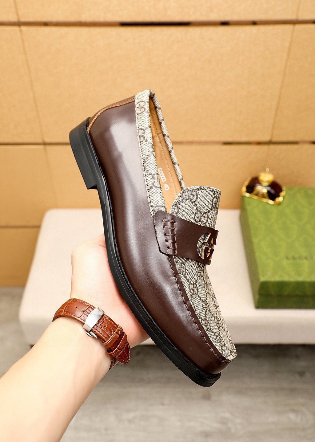微商相册测试鞋子-Gucci Black Patent Monogram Loafers — model