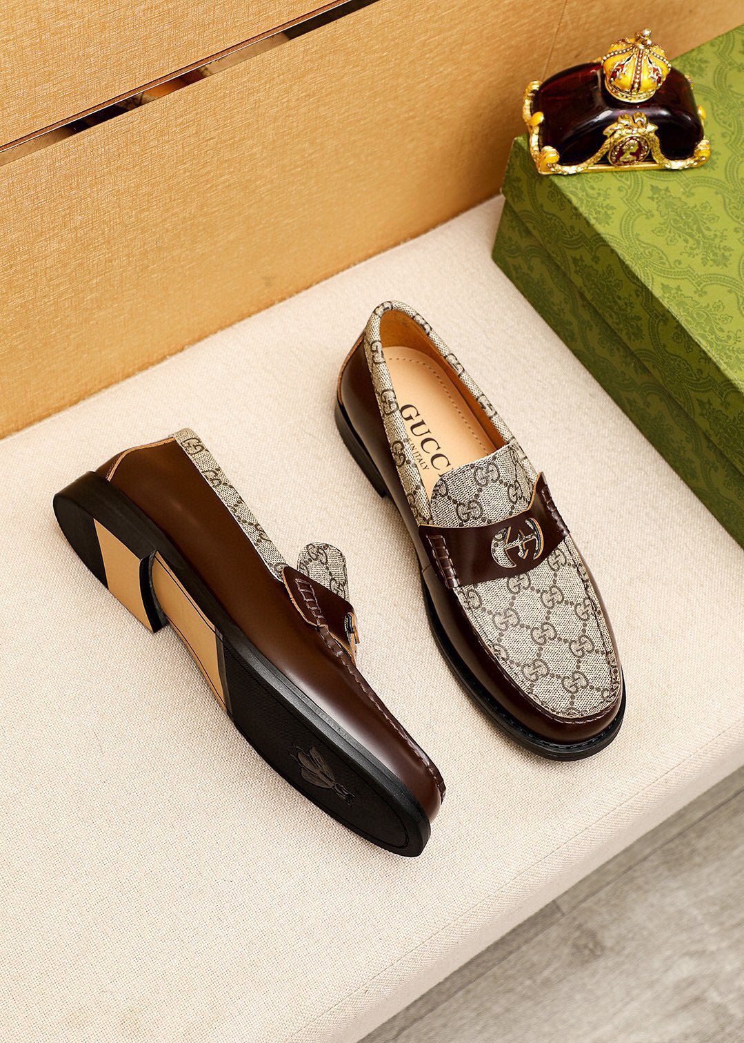 微商相册测试鞋子-Gucci Black Patent Monogram Loafers — side