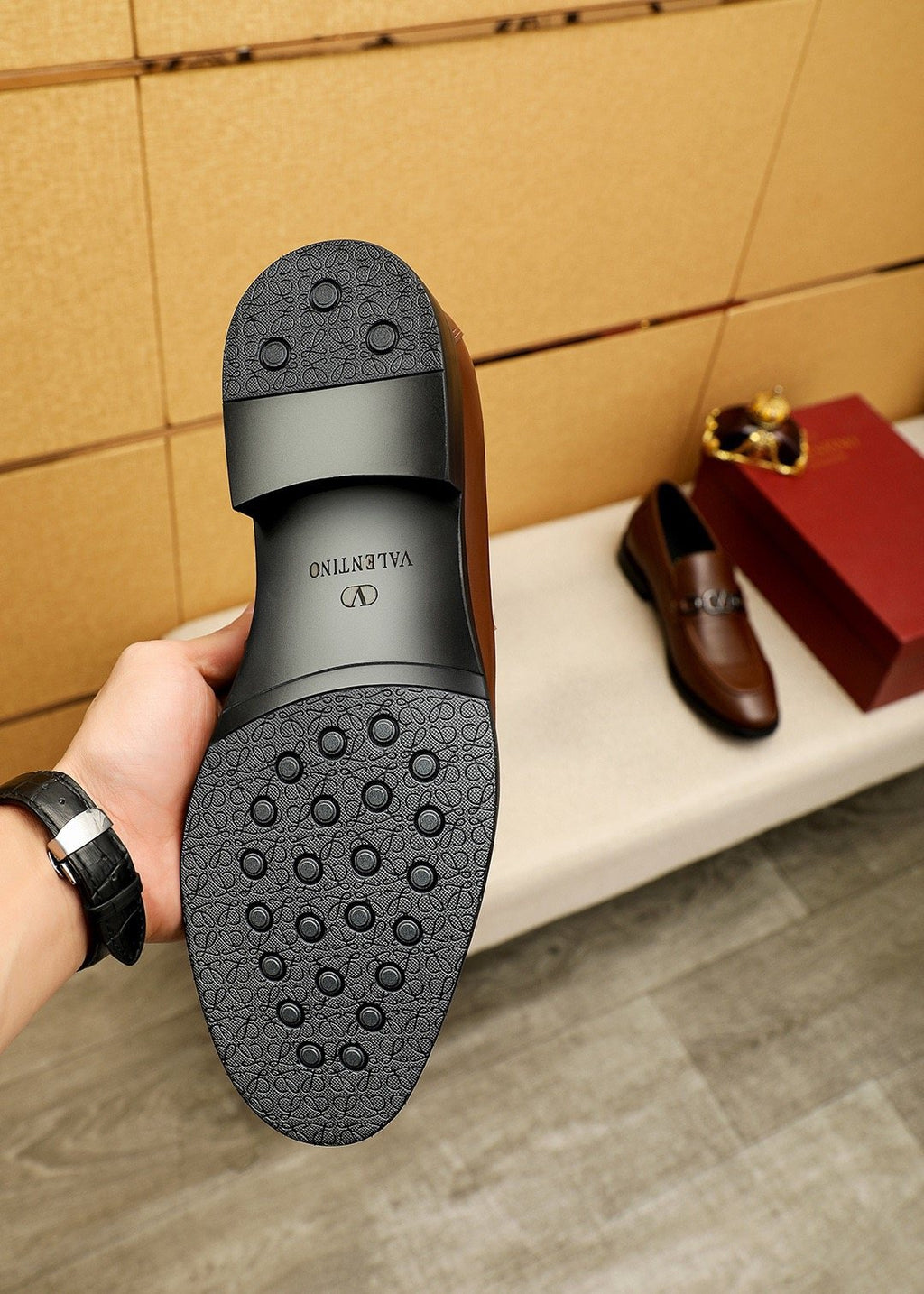 微商相册测试鞋子-Valentino Tapered Toe Loafers — detail