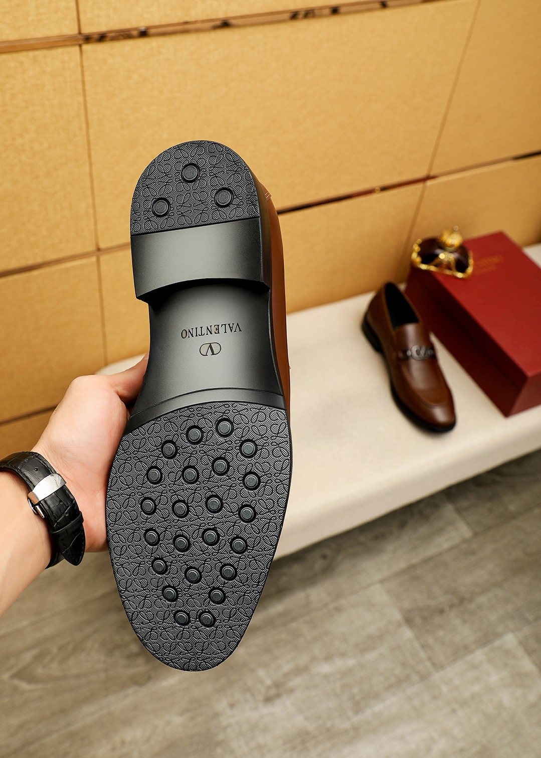微商相册测试鞋子-Valentino Tapered Toe Loafers — detail