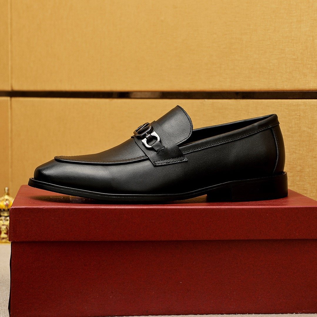 微商相册测试鞋子-Valentino Tapered Toe Loafers — detail