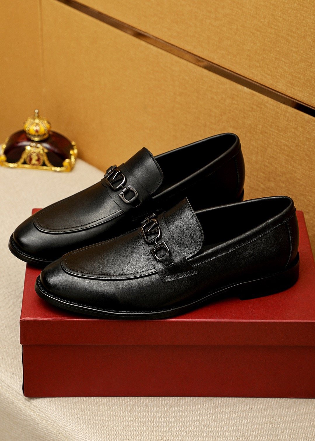 微商相册测试鞋子-Valentino Tapered Toe Loafers — model