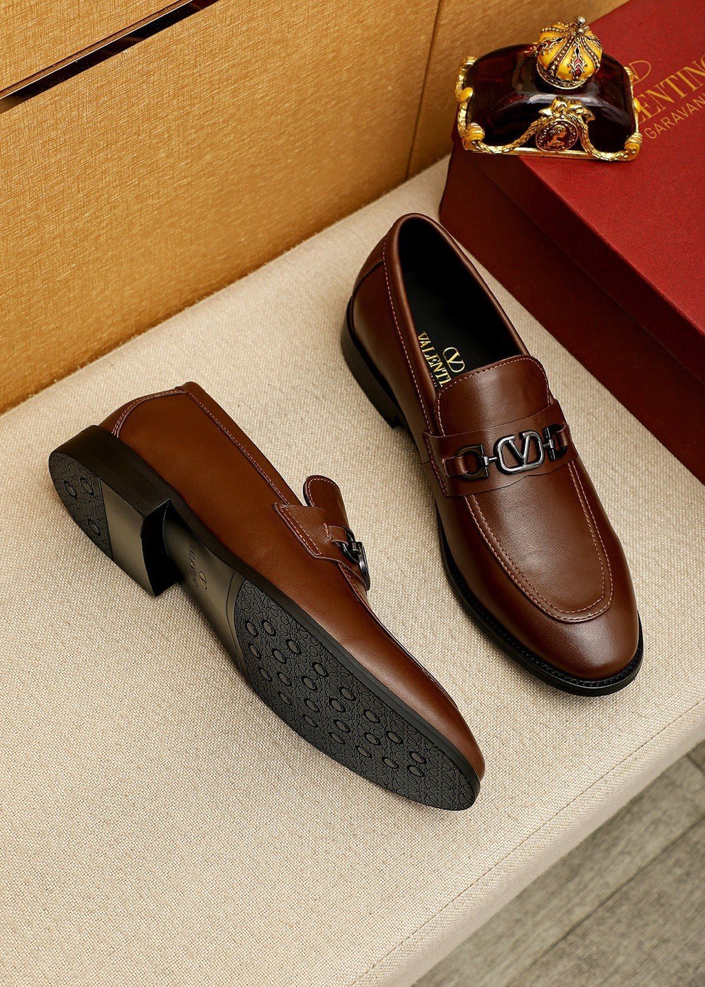 微商相册测试鞋子-Valentino Tapered Toe Loafers — front