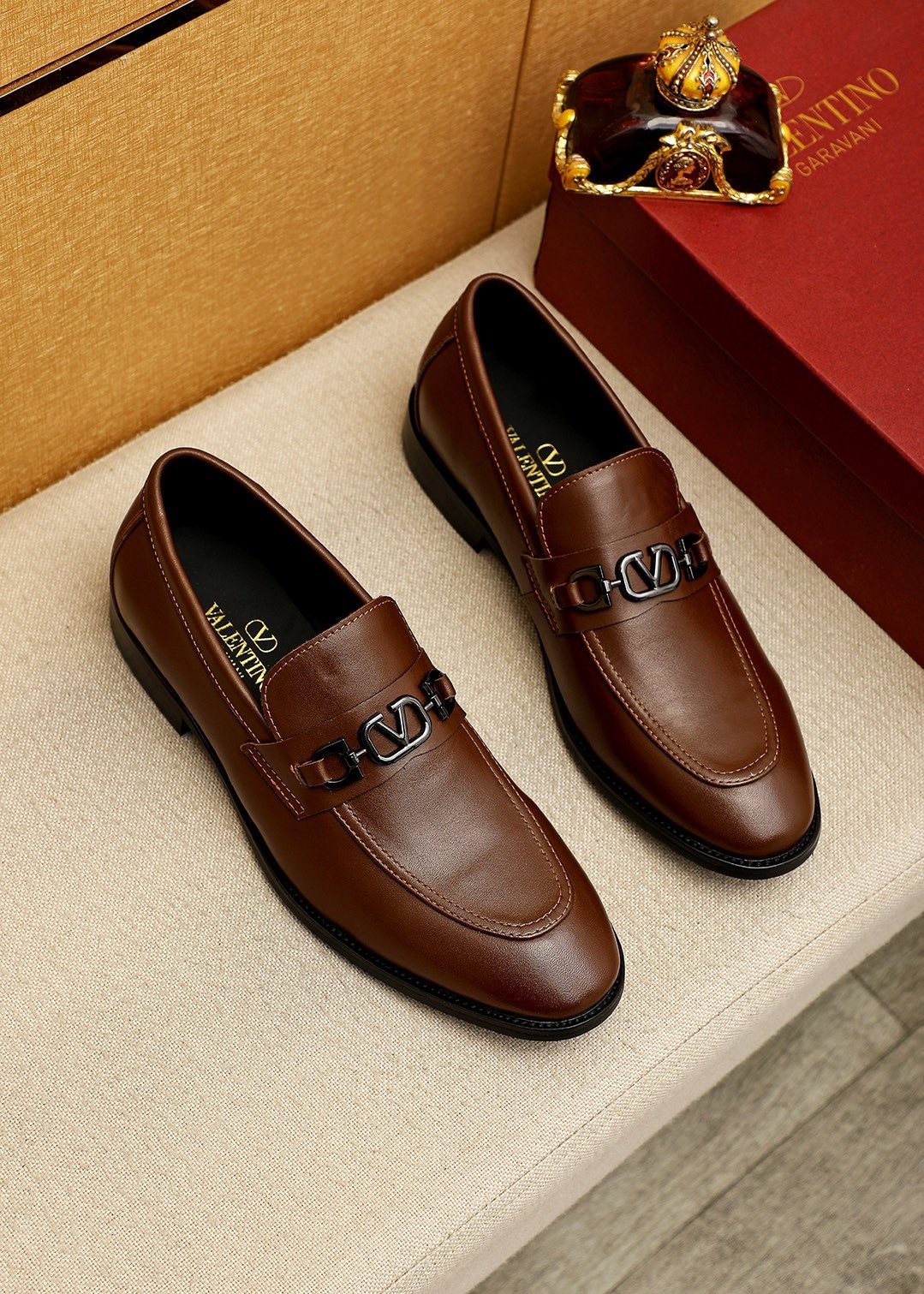 微商相册测试鞋子-Valentino Tapered Toe Loafers — hero