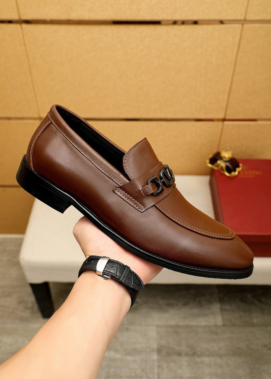 微商相册测试鞋子-Valentino Tapered Toe Loafers — model