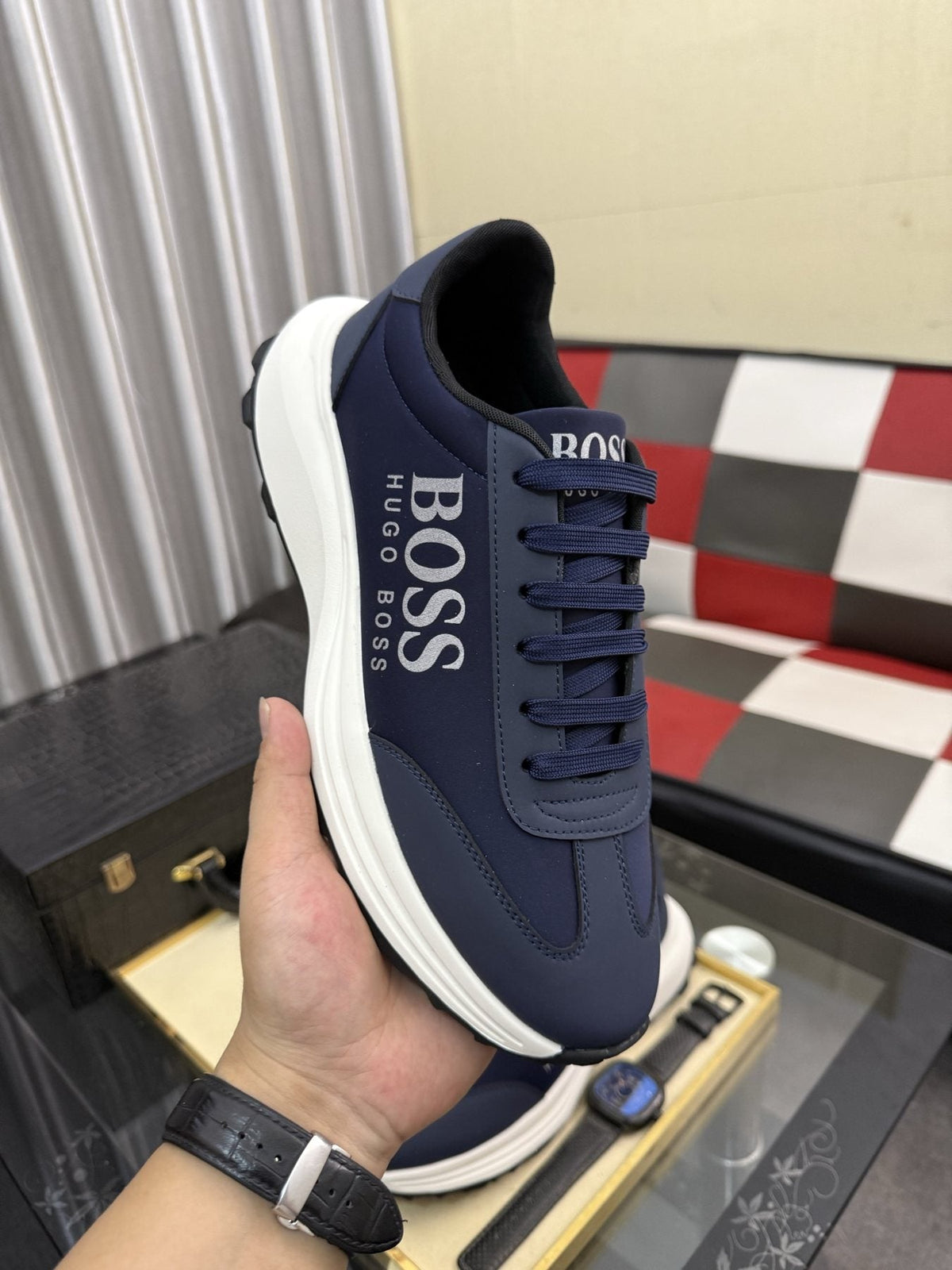Hugo Boss Logo Low-Top Sneakers — model