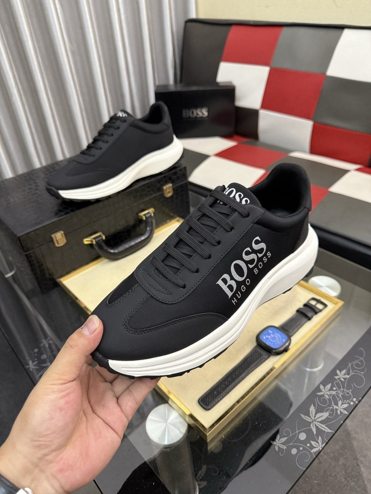 Hugo Boss Logo Low-Top Sneakers — model