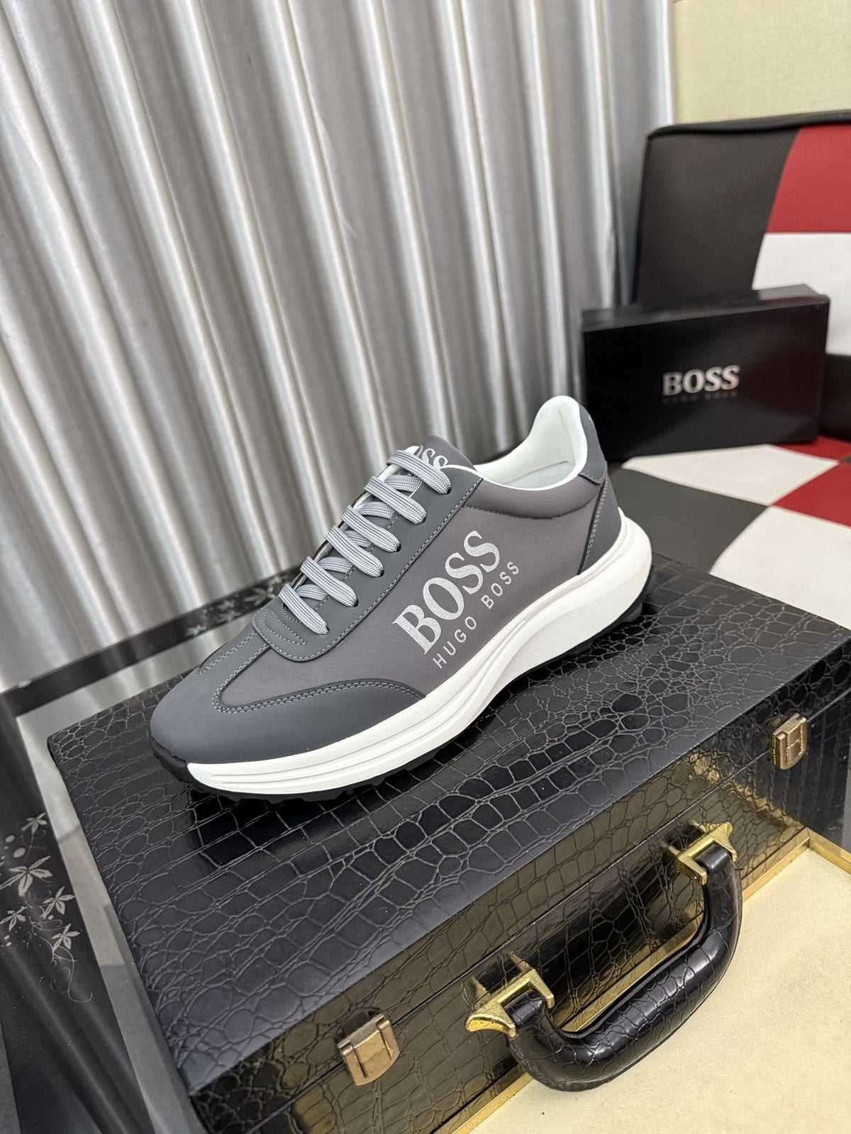 Hugo Boss Logo Low-Top Sneakers — front