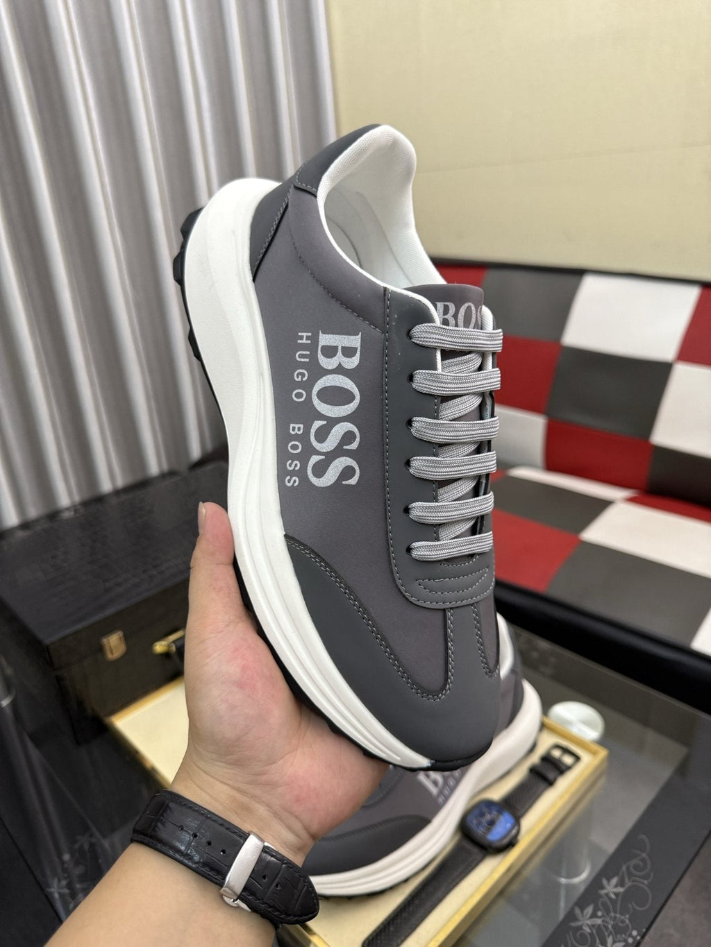 Hugo Boss Logo Low-Top Sneakers — model