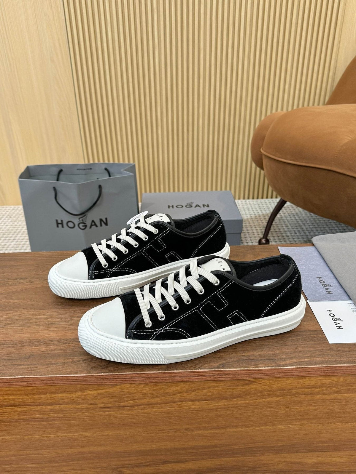 HOGAN H691 Low-Top Sneakers — side