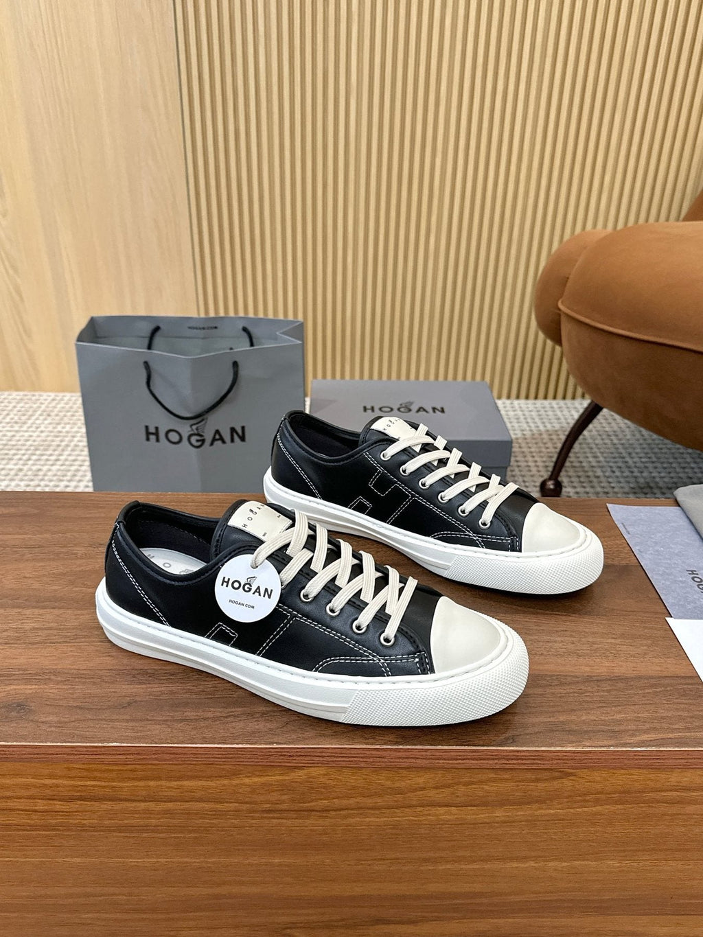 HOGAN H691 Low-Top Sneakers — front