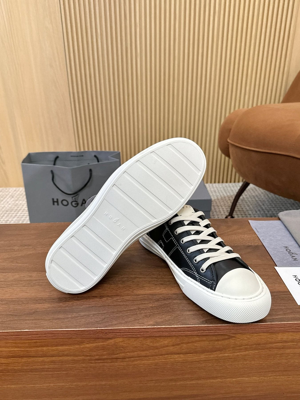 HOGAN H691 Low-Top Sneakers — side