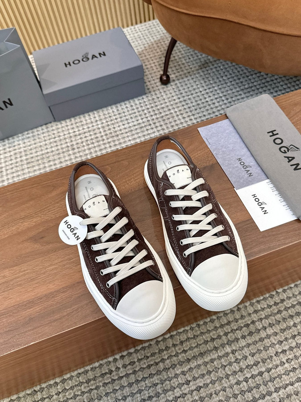 HOGAN H691 Low-Top Sneakers — front