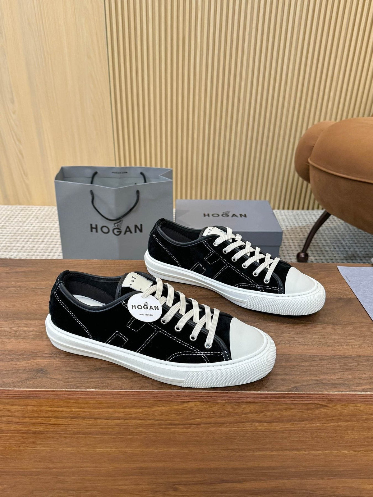 HOGAN H691 Low-Top Sneakers — front