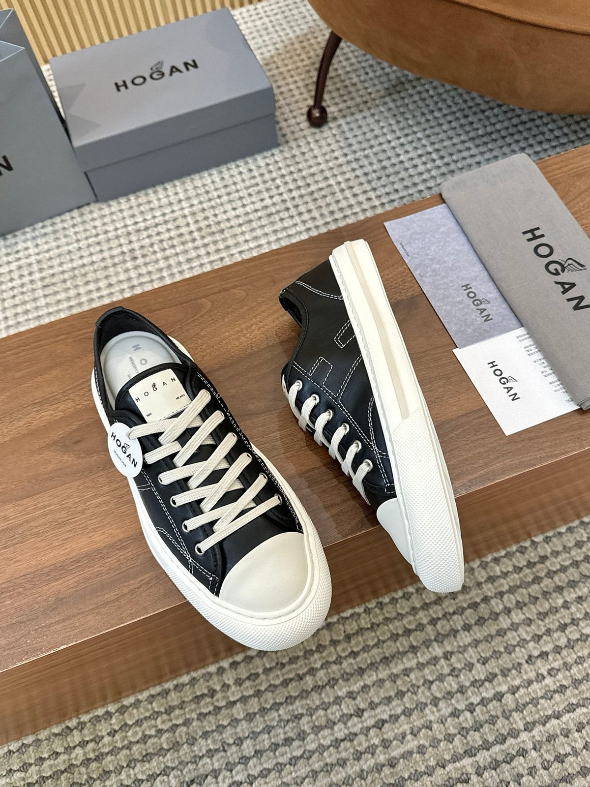 HOGAN H691 Low-Top Sneakers — side