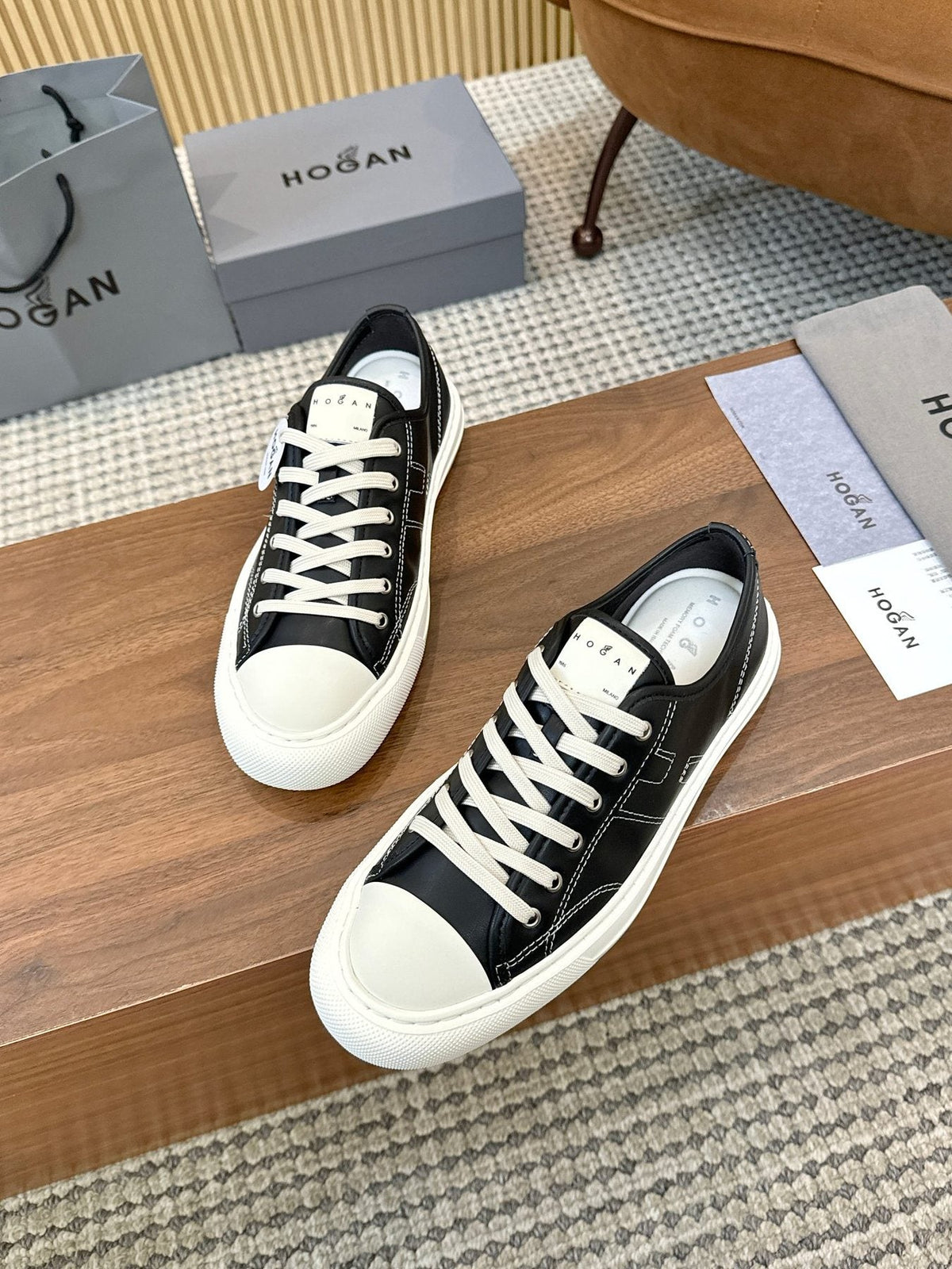 HOGAN H691 Low-Top Sneakers — front