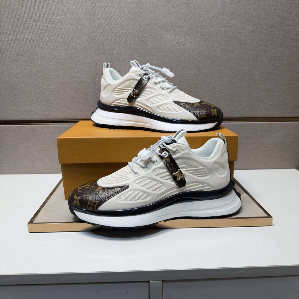 Louis Vuitton Patterned Low-Top Sneakers — front