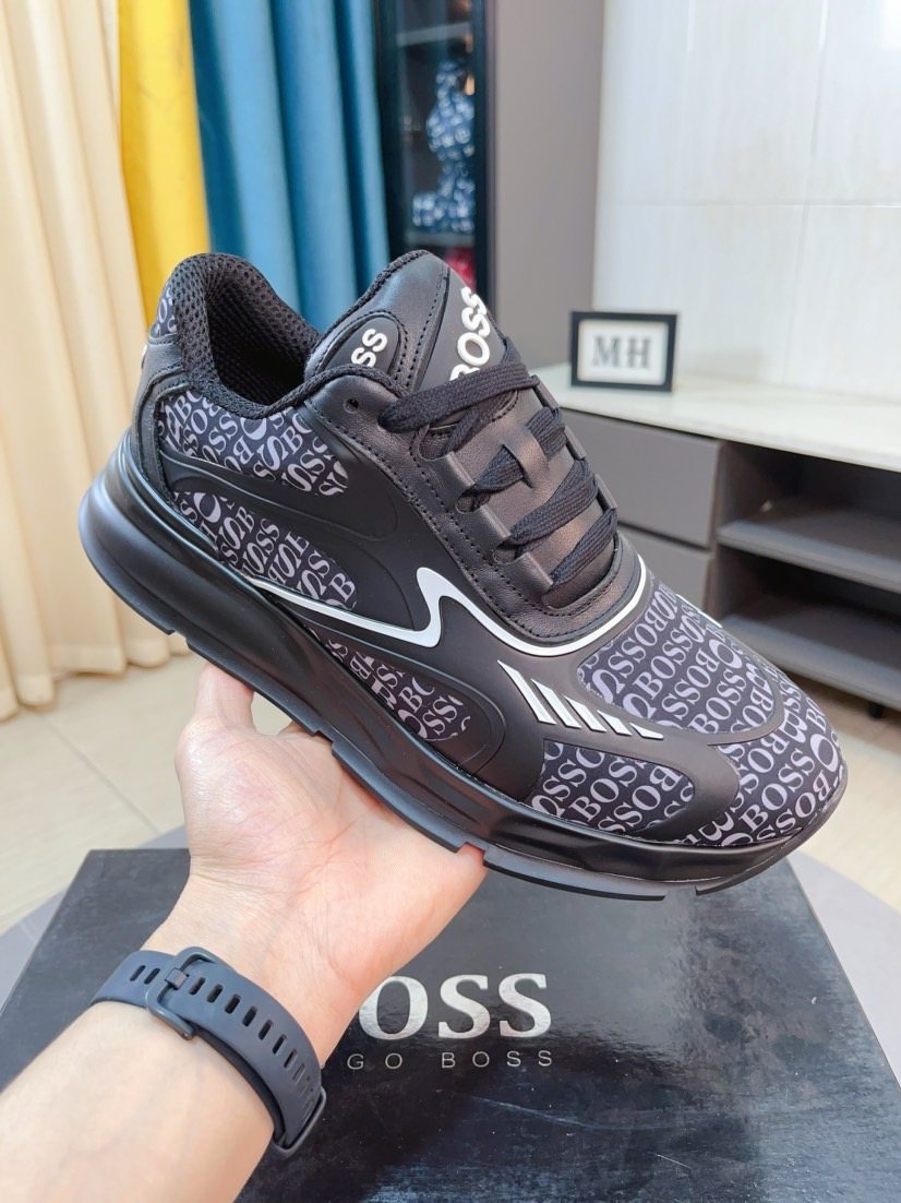 HUGO BOSS Logo-Pattern Low-Top Sneakers — model