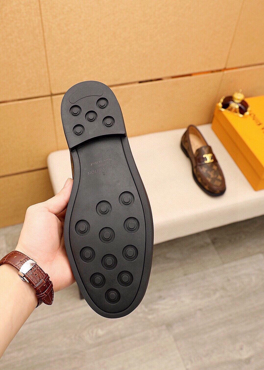 微商相册测试鞋子-Louis Vuitton Monogram Buckle Loafers — model