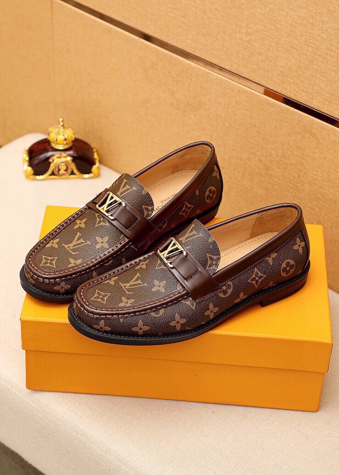 微商相册测试鞋子-Louis Vuitton Monogram Buckle Loafers — front