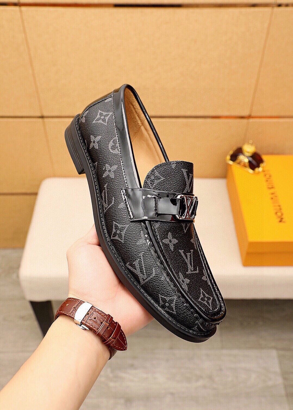 微商相册测试鞋子-Louis Vuitton Monogram Buckle Loafers — model