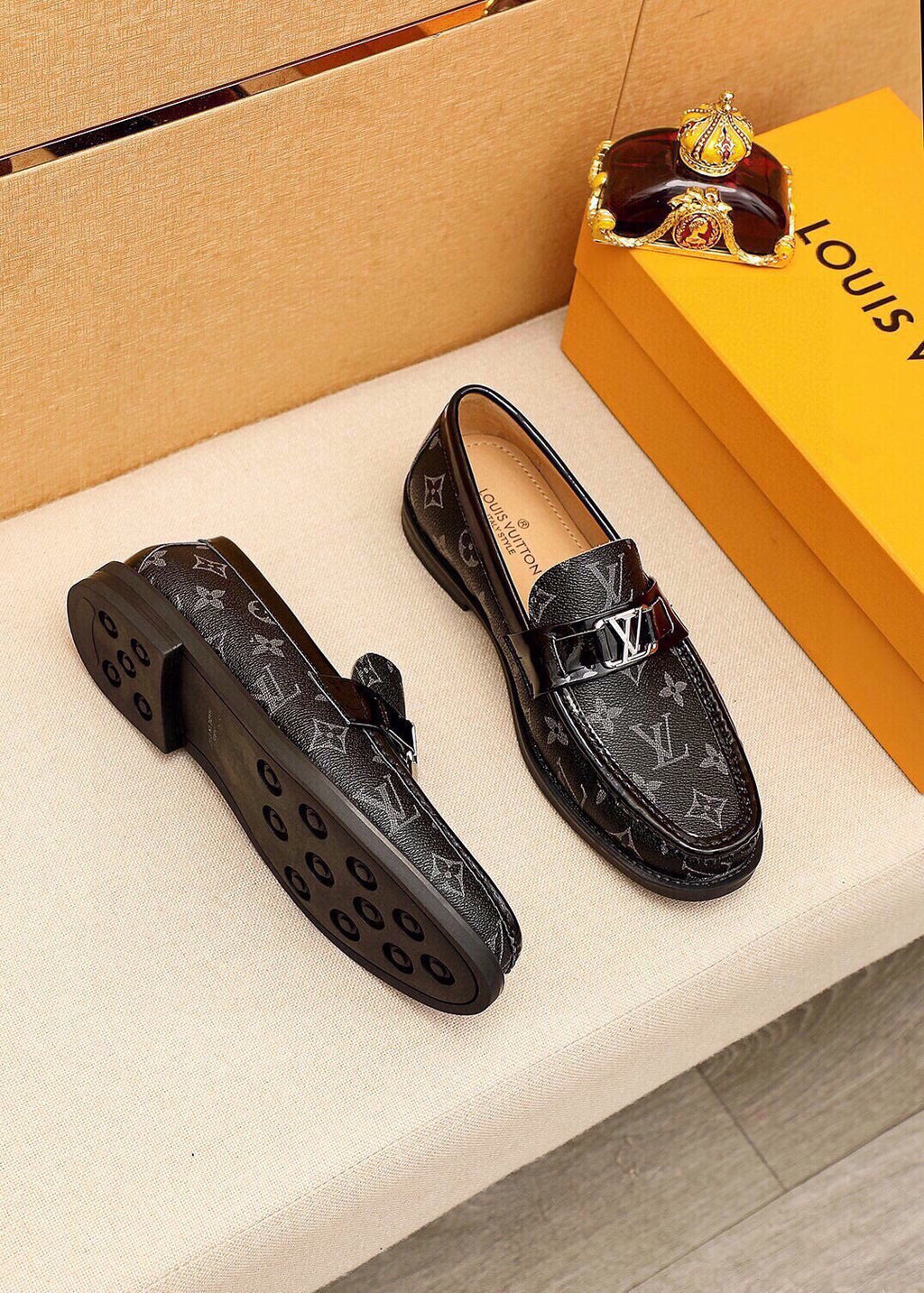 微商相册测试鞋子-Louis Vuitton Monogram Buckle Loafers — side