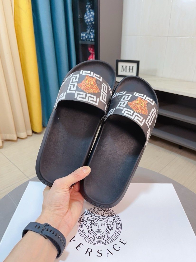 微商相册测试鞋子-Versace Geometric Strap Slide Sandals — model