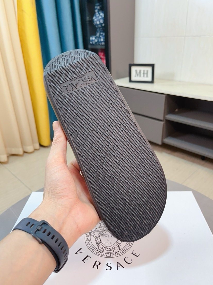 微商相册测试鞋子-Versace Geometric Strap Slide Sandals — detail