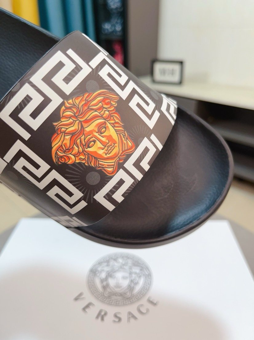 微商相册测试鞋子-Versace Geometric Strap Slide Sandals — detail