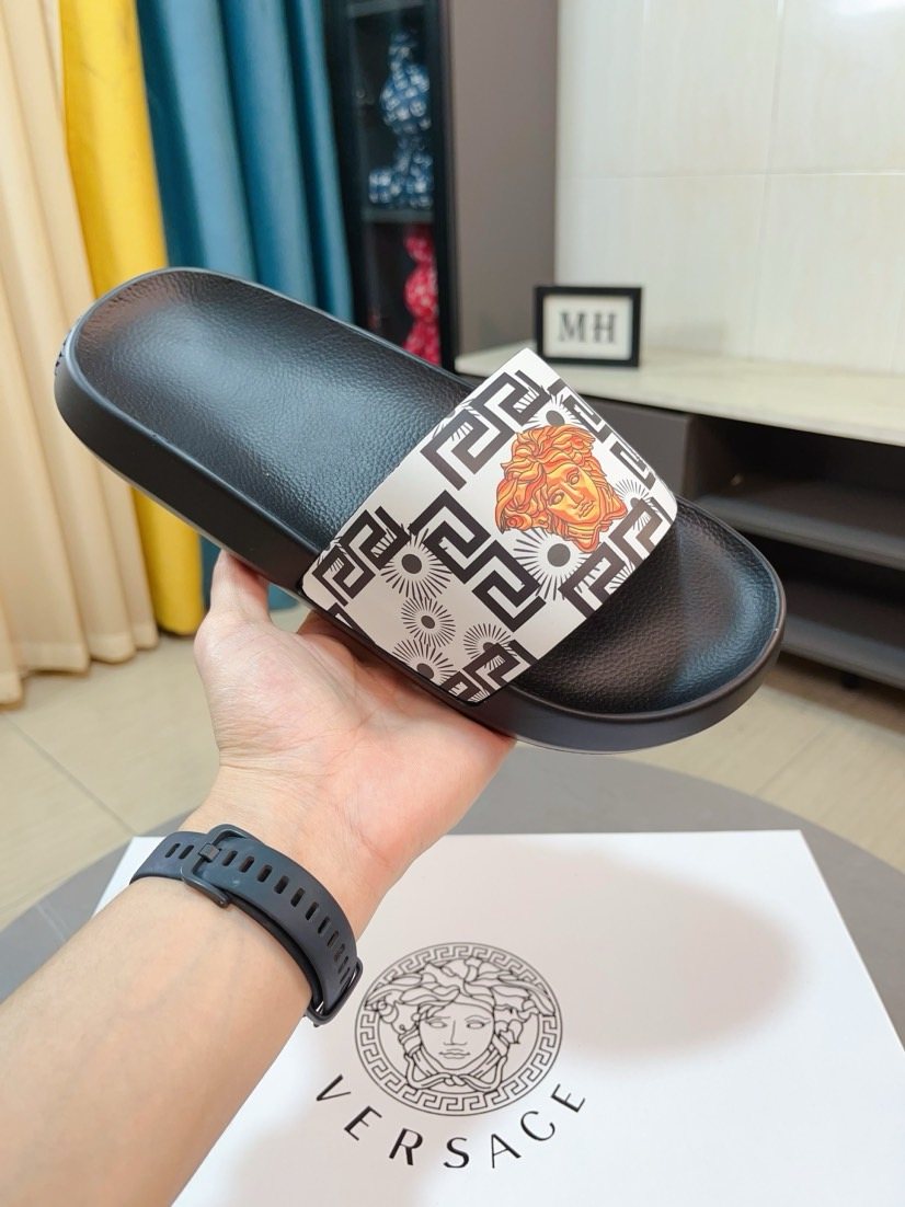 微商相册测试鞋子-Versace Geometric Strap Slide Sandals — model