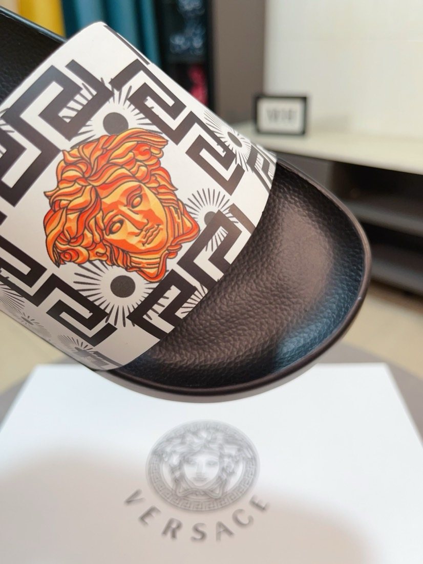 微商相册测试鞋子-Versace Geometric Strap Slide Sandals — detail