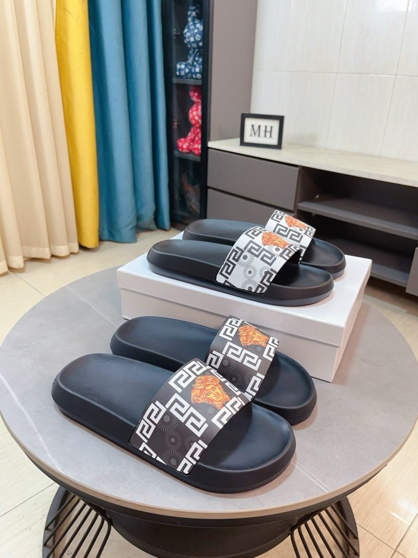 微商相册测试鞋子-Versace Geometric Strap Slide Sandals — hero